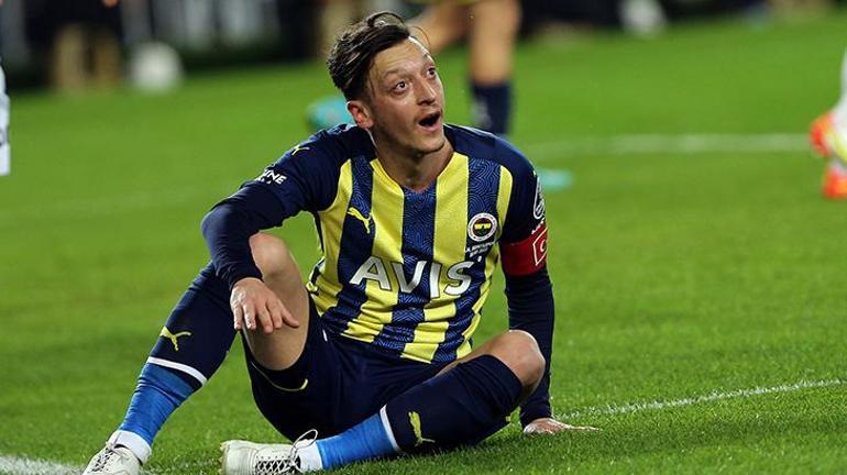 Fenerbahçede yıldız savaşları Mesut Özil kadro dışı bırakıldı, akıllara o isimler geldi