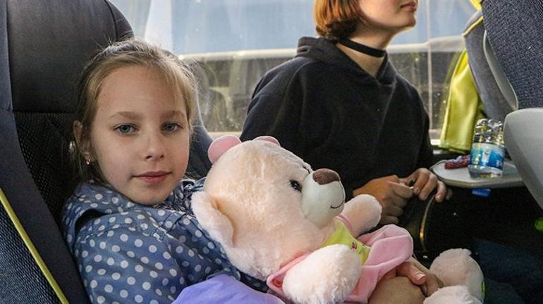 Ukraynadan tahliye edilen yetim çocuklar Antalyaya geldi