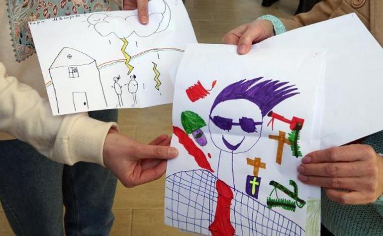 Ukraynalı çocukların çizdiği resimler gözyaşlarına boğdu Mezar, kan, silah...