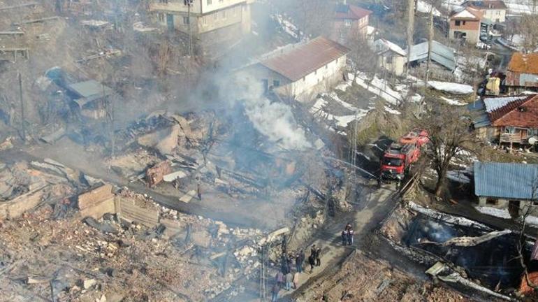 Kastamonu’da bir köy alev alev yandı 7 ev, 7 ahır, 12 hayvan, 1 traktör ve 1 cami kül oldu