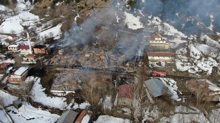 Kastamonu’da bir köy alev alev yandı 7 ev, 7 ahır, 12 hayvan, 1 traktör ve 1 cami kül oldu