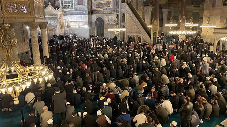 Ayasofya Camiinde 88 yıl sonra ilk teravih namazı