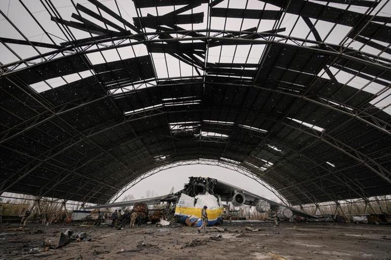 Dünyanın en büyük uçağı An-225 Mriyanın enkazı fotoğraflandı