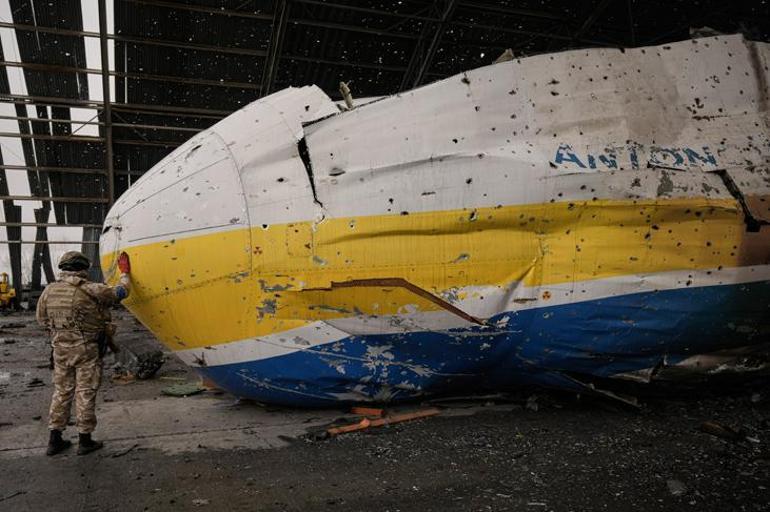 Dünyanın en büyük uçağı An-225 Mriyanın enkazı fotoğraflandı