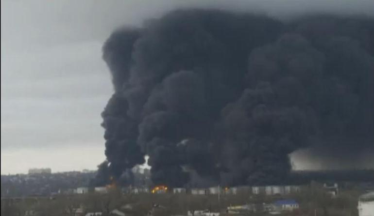 Rus füzeleri petrol rafinerisini vurdu Göz gözü görmüyor