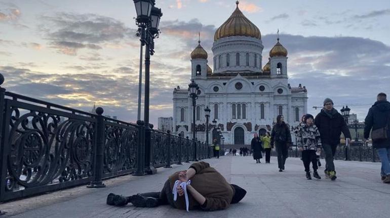 Son dakika... Fotoğraflar Moskovada çekildi Buça katliamı Putinin yanına taşındı