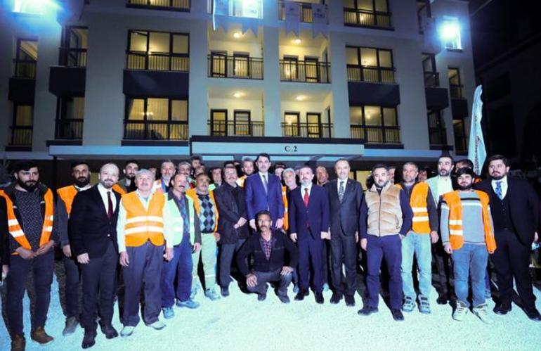 Bakan Kurum, TOKİ şantiyesi çalışanlarıyla iftar yaptı