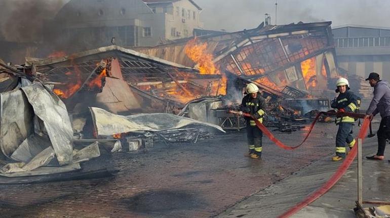 Mobilya fabrikasındaki yangında çelik kasadaki paralar da yanmış