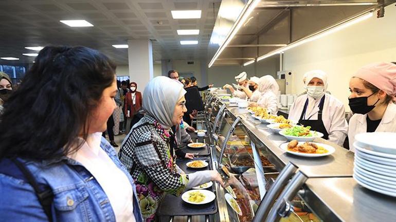 Emine Erdoğan iftarını öğrencilerle birlikte yaptı