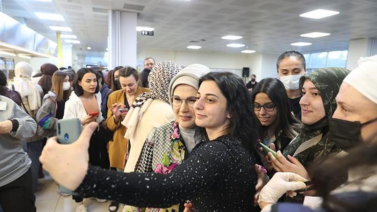 Emine Erdoğan iftarını öğrencilerle birlikte yaptı