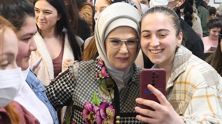 Emine Erdoğan iftarını öğrencilerle birlikte yaptı