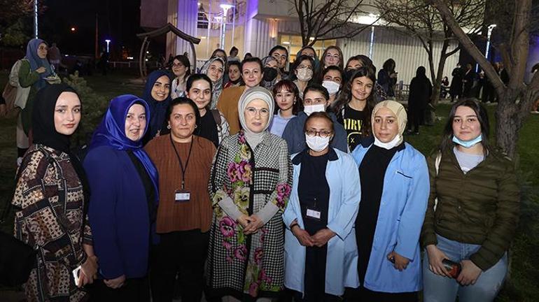 Emine Erdoğan iftarını öğrencilerle birlikte yaptı