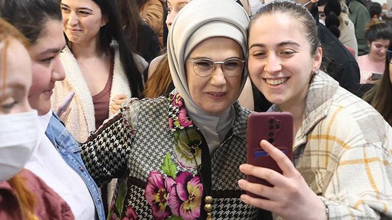 Yurtta kız öğrencilerle iftar