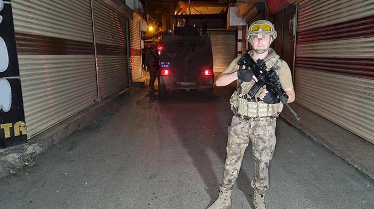 Adanada korku dolu dakikalar Üzerinde patlayıcı olmayan bomba düzeneği ile yakalandı