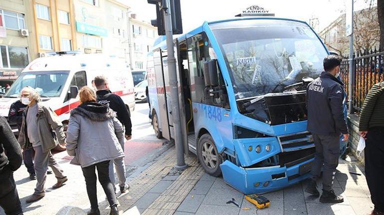 Kadıköy’de feci kaza Kaldırıma çıkan minibüs iki işçiyi ezdi