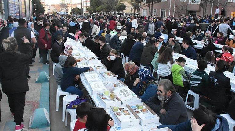 Bir şehirde cadde kapatan iftar 5 bin kişi aynı sofrada buluştu