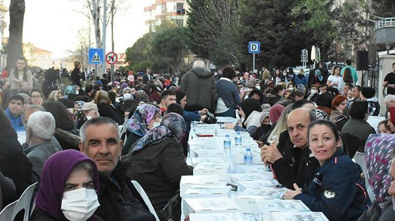 Bir şehirde cadde kapatan iftar 5 bin kişi aynı sofrada buluştu