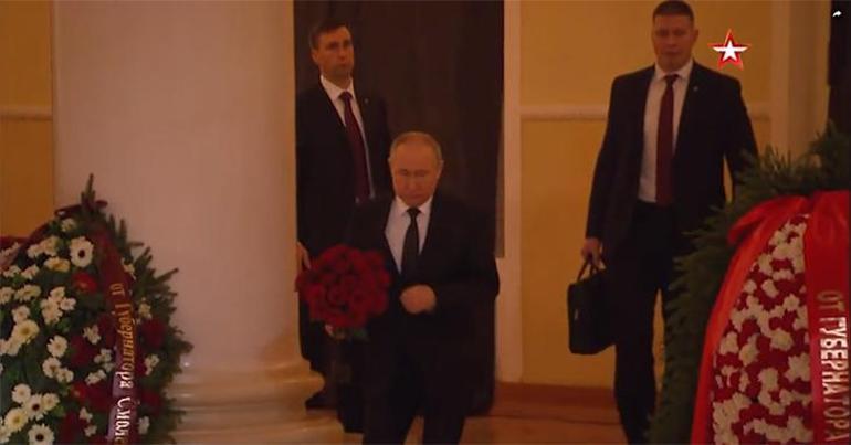 Son dakika... Putin cenazeye nükleer çanta ile geldi