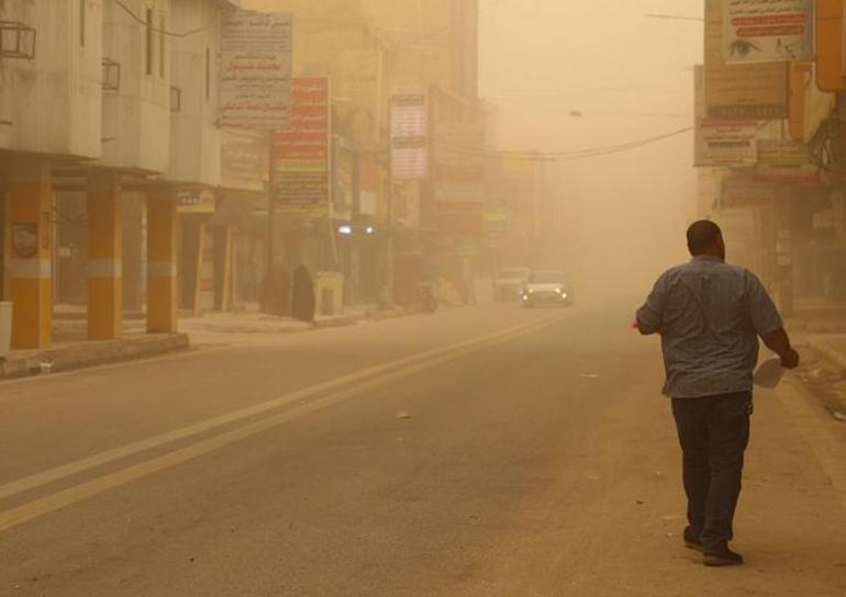Irakta kum kabusu 700 kişi hastanelik oldu: Hava durumu açıklamak yasaklandı
