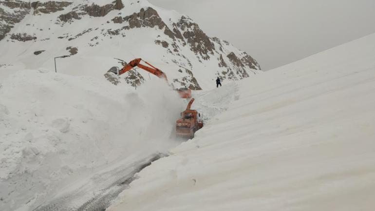 Kar kalınlığı 6 metreyi buldu Bölgede zorlu mücadele