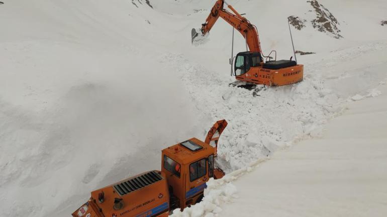 Kar kalınlığı 6 metreyi buldu Bölgede zorlu mücadele