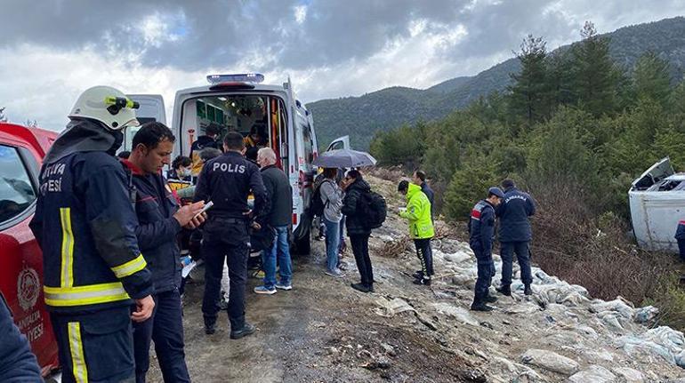Antalyada tur midibüsü devrildi: 7 turist yaralı