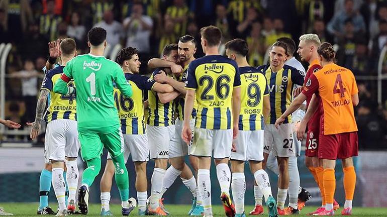 Son dakika: Fenerbahçe yönetimi derbi sonrası harekete geçti Yıldız oyuncu imzalıyor