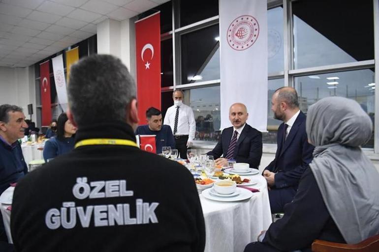 Bakan Karaismailoğlu PTT çalışanlarıyla iftar yaptı