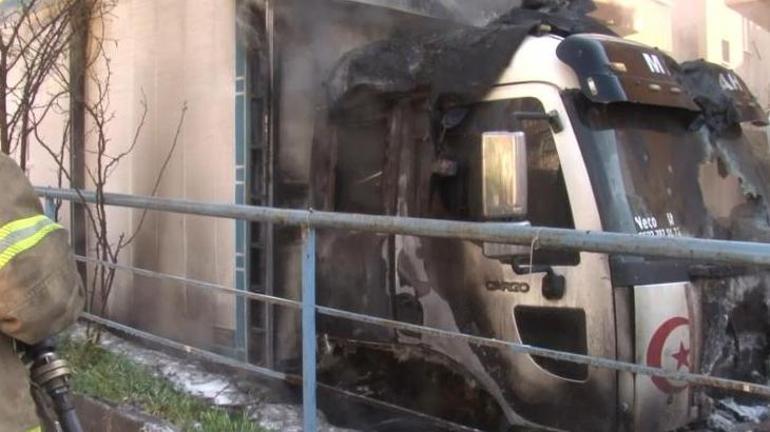 Ataşehir’de buğday yüklü nakliye kamyonu yandı