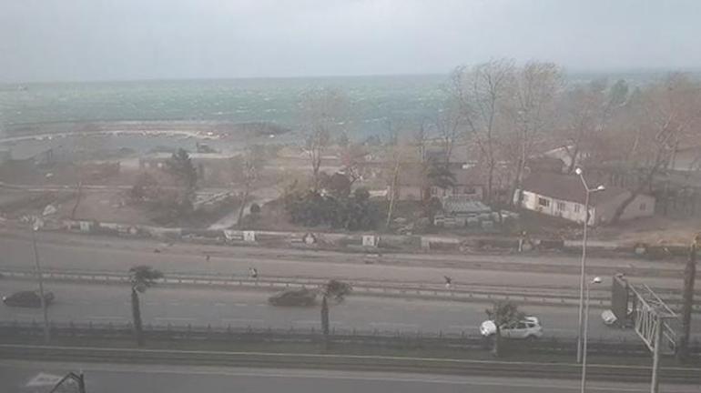 Artvin’de kuvvetli rüzgar, Trabzonda kum fırtınası