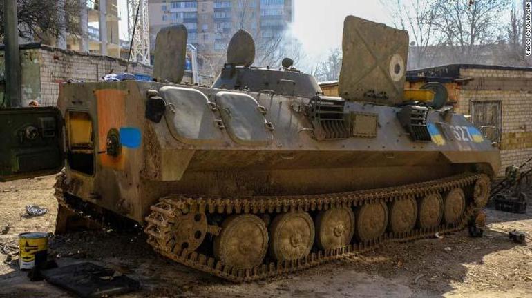 Rus araçlar çamur mevsimine takıldı Ukraynalılar hurdalıkta tamir edip yeniden kullanıyor