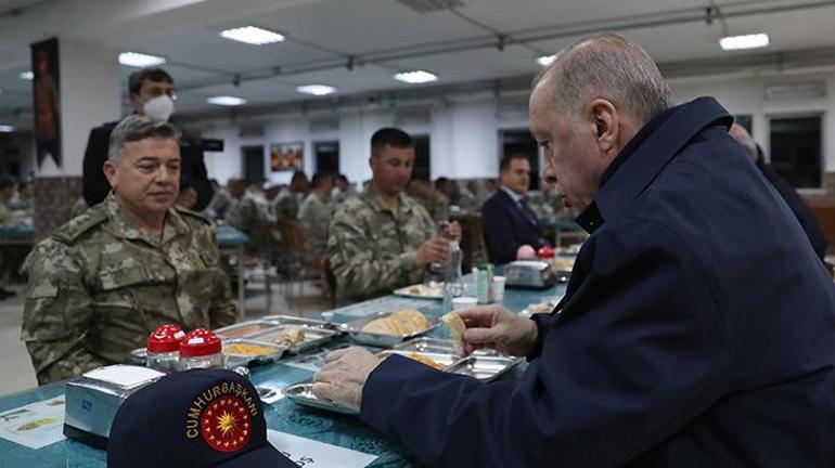 Cumhurbaşkanı Erdoğan Hakkarideki askerlerle iftar yaptı