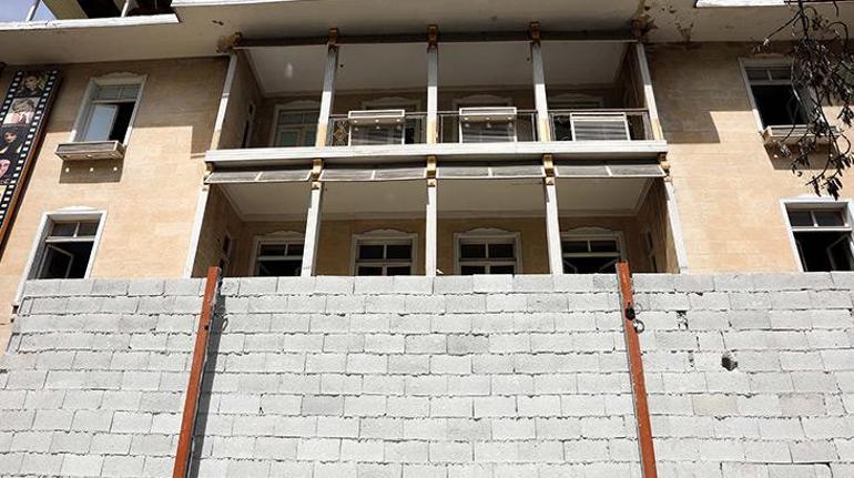 100 yıllık taş binanın kapıları briket örülerek kapatıldı