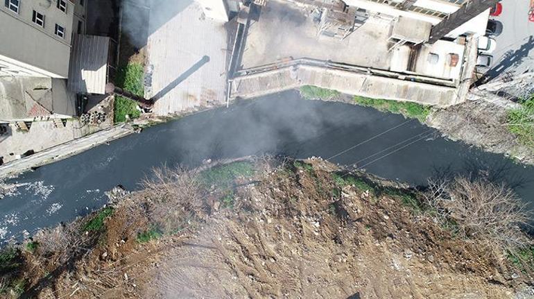 Marmara Denizine dökülen Ayamama deresi mavi ve siyah akıyor