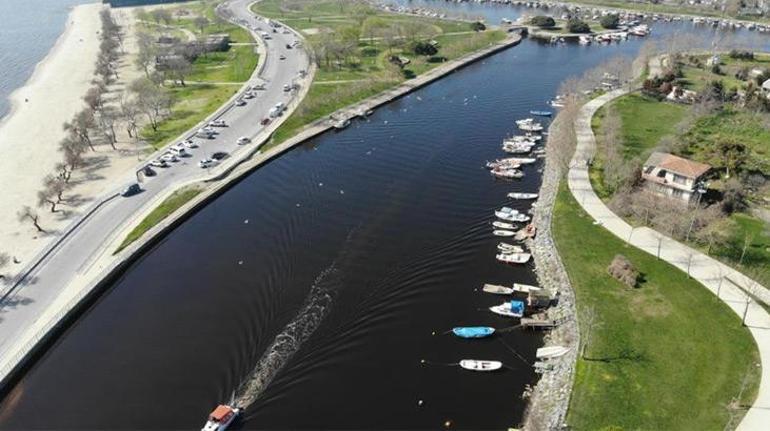 Marmara Denizine dökülen Ayamama deresi mavi ve siyah akıyor