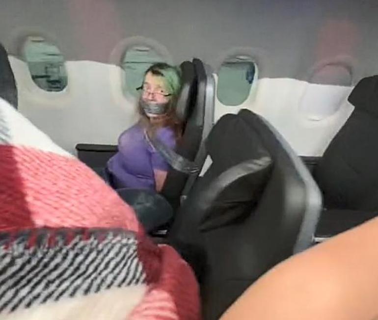 Uçakta olay çıkaran kadına rekor ceza Koli bandıyla bağladılar...
