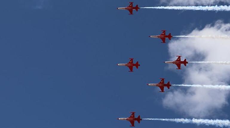 Türk Yıldızlarından Ağrının kurtuluş yıl dönümünde gösteri uçuşu