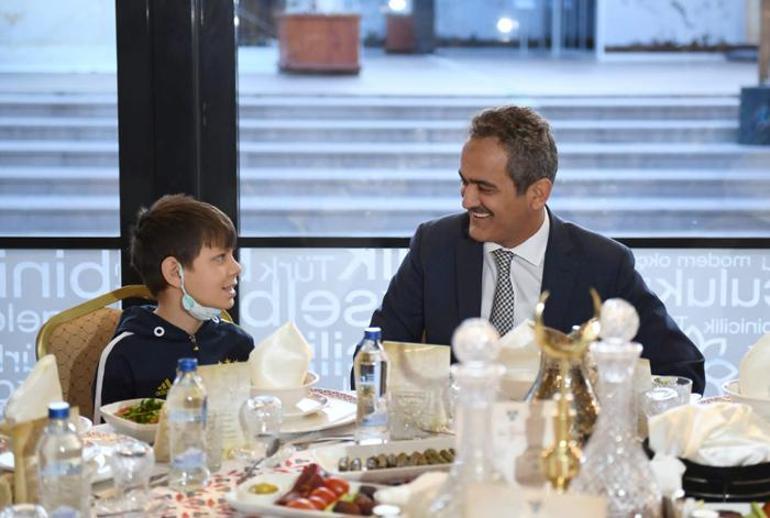 Bakan Özer, yetim çocuklarla iftar yaptı
