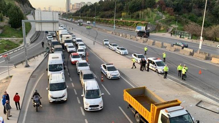 Kadıköy’de feci kaza Otomobil ikiye bölündü