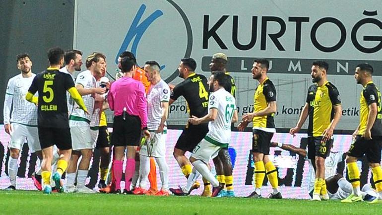 İstanbulspor-Bursaspor maçında olay Teknik direktör Mustafa Er sahaya girdi