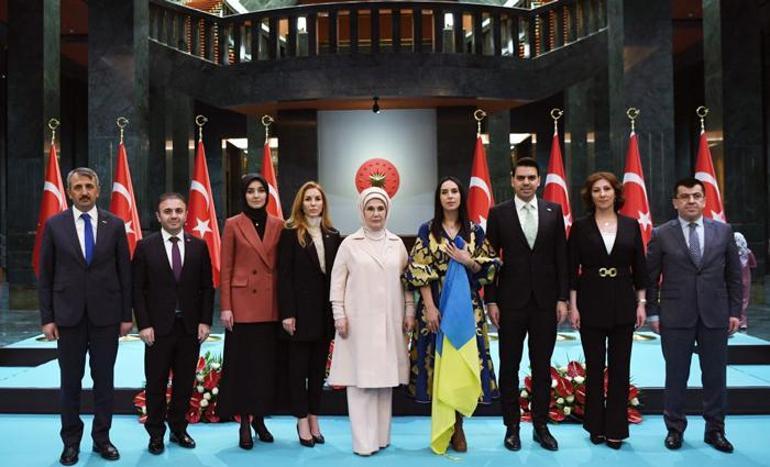Emine Erdoğan Ukraynalı savaş mağduru çocukları misafir etti Dünyaya diplomasi ve diyalog çağrısı