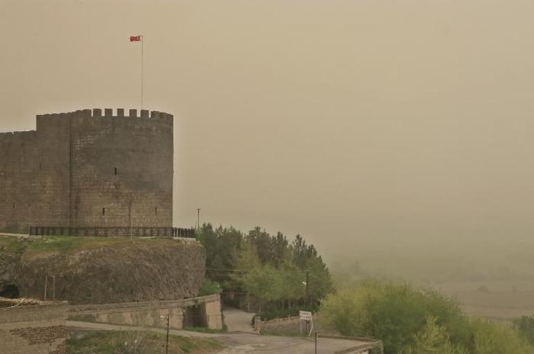 İki bölgede etkili oldu görünmez hale geldi Peş peşe uyarılar