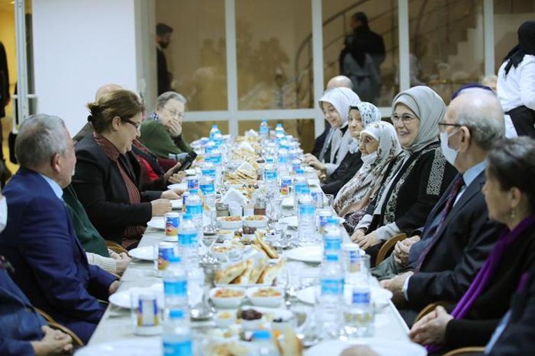 Emine Erdoğan, iftarda huzurevi sakinleriyle buluştu