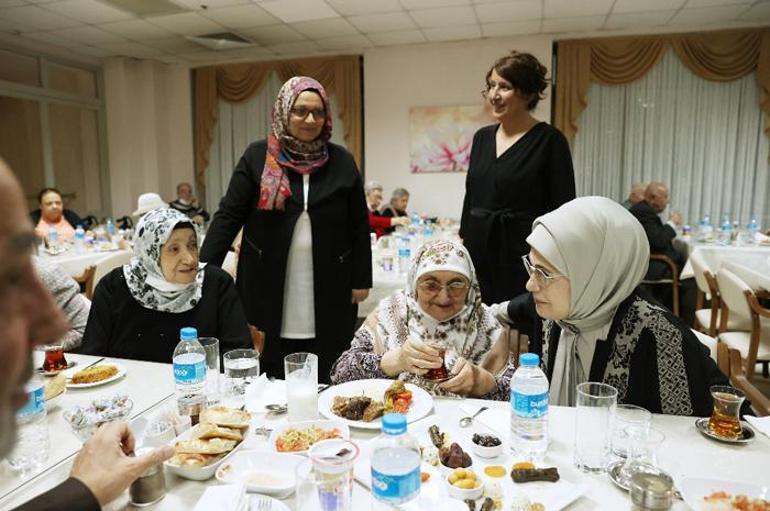 Emine Erdoğan, iftarda huzurevi sakinleriyle buluştu