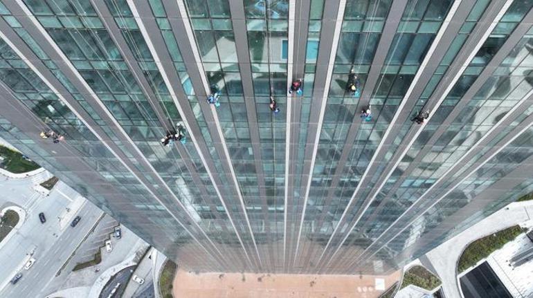 İstanbul’da işçilerin zorlu gökdelen mesaisi