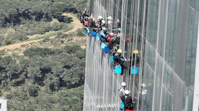 İstanbul’da işçilerin zorlu gökdelen mesaisi