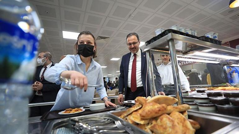 Bakan Kasapoğlu iftarını öğrencilerle yaptı: Gençliğe olan desteklerimiz hızla devam edecek