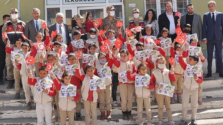 Minik Öykü, jandarma komutanını asker selamıyla karşıladı