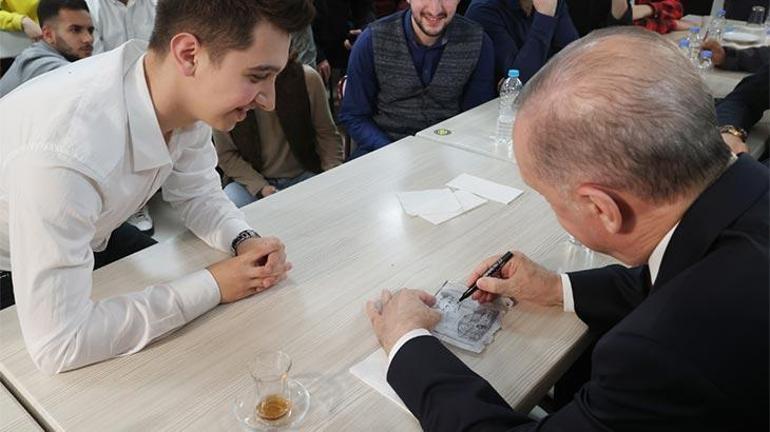 Cumhurbaşkanı Erdoğan öğrencilerle masa tenisi oynadı