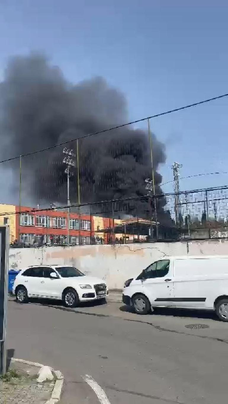 Son dakika... Üsküdarda spor kulübünün deposunda yangın